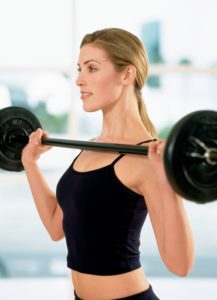 Woman+lifting+weights